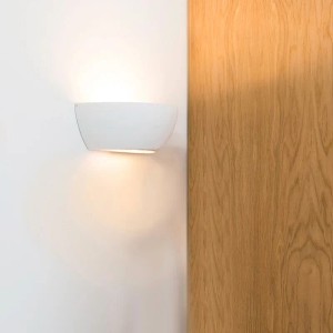 Moderne, weiße QAZQA Wandleuchte Hiske mit Lichteffekt für Wohnzimmer & Flur.