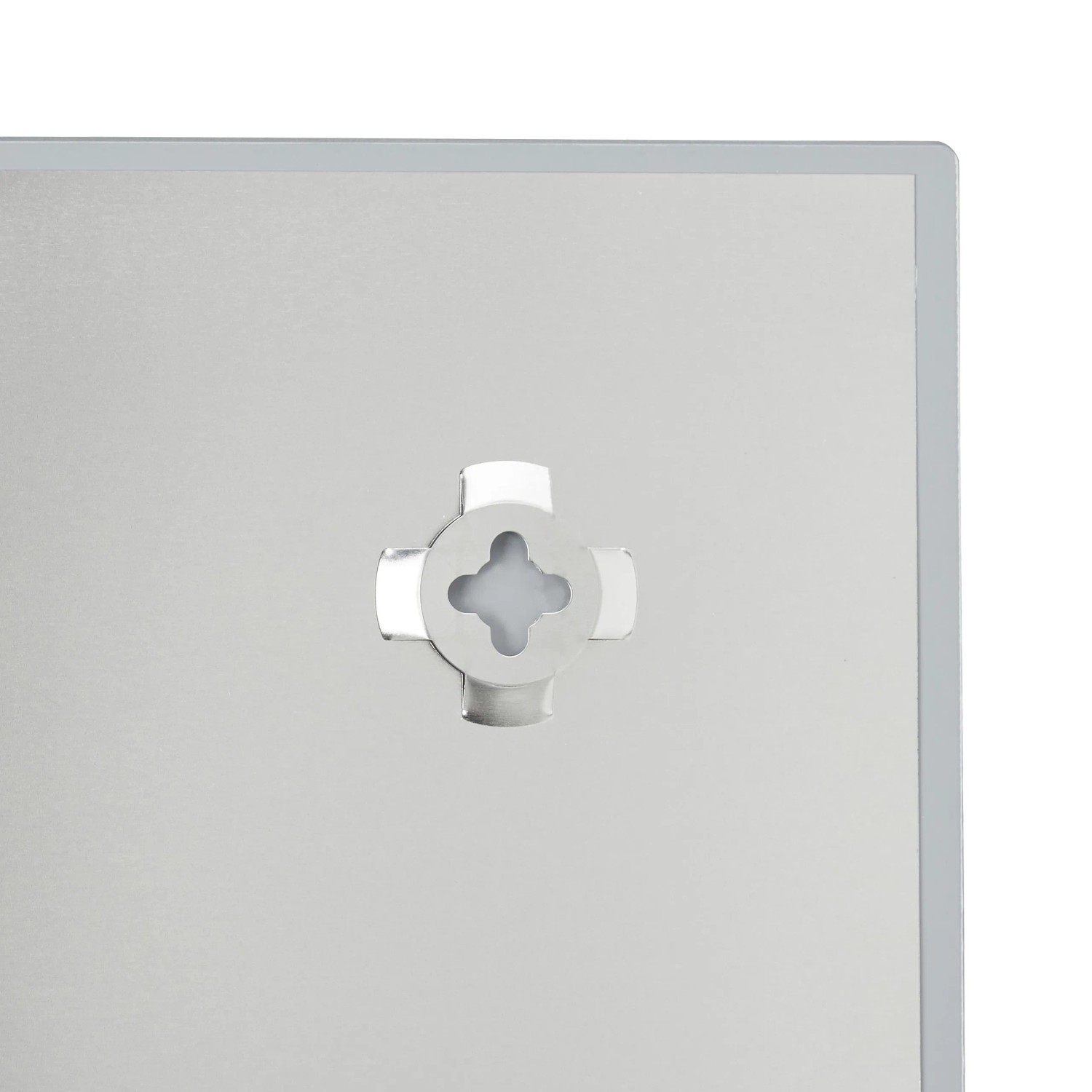 Weiße Glas Magnettafel: Detail der silbernen Wandhalterung für flexible Montage im Büro oder Zuhause.