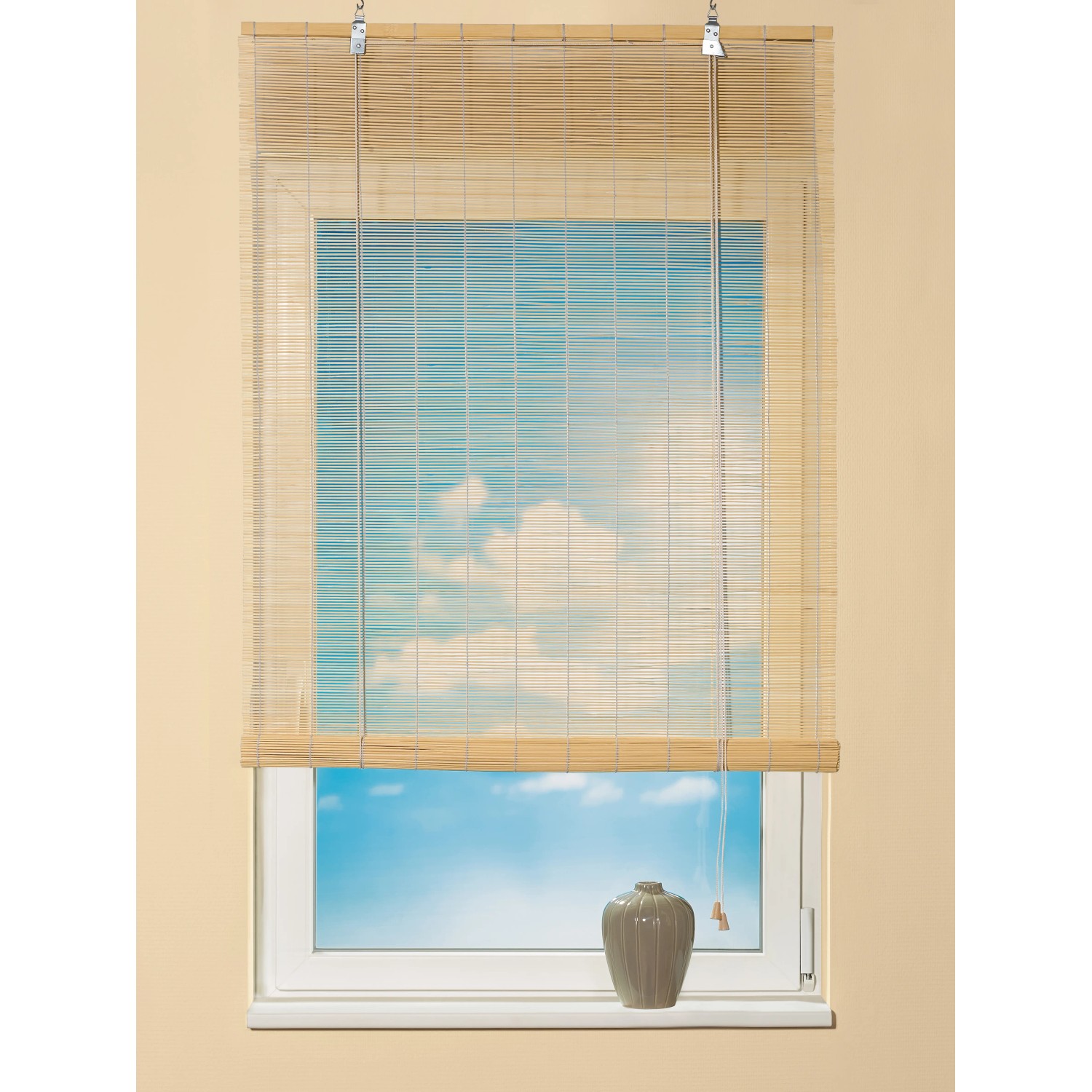 Naturfarbenes OBI Bambus-Raffrollo, 140x160 cm, am Fenster mit Blick auf blauen Himmel.