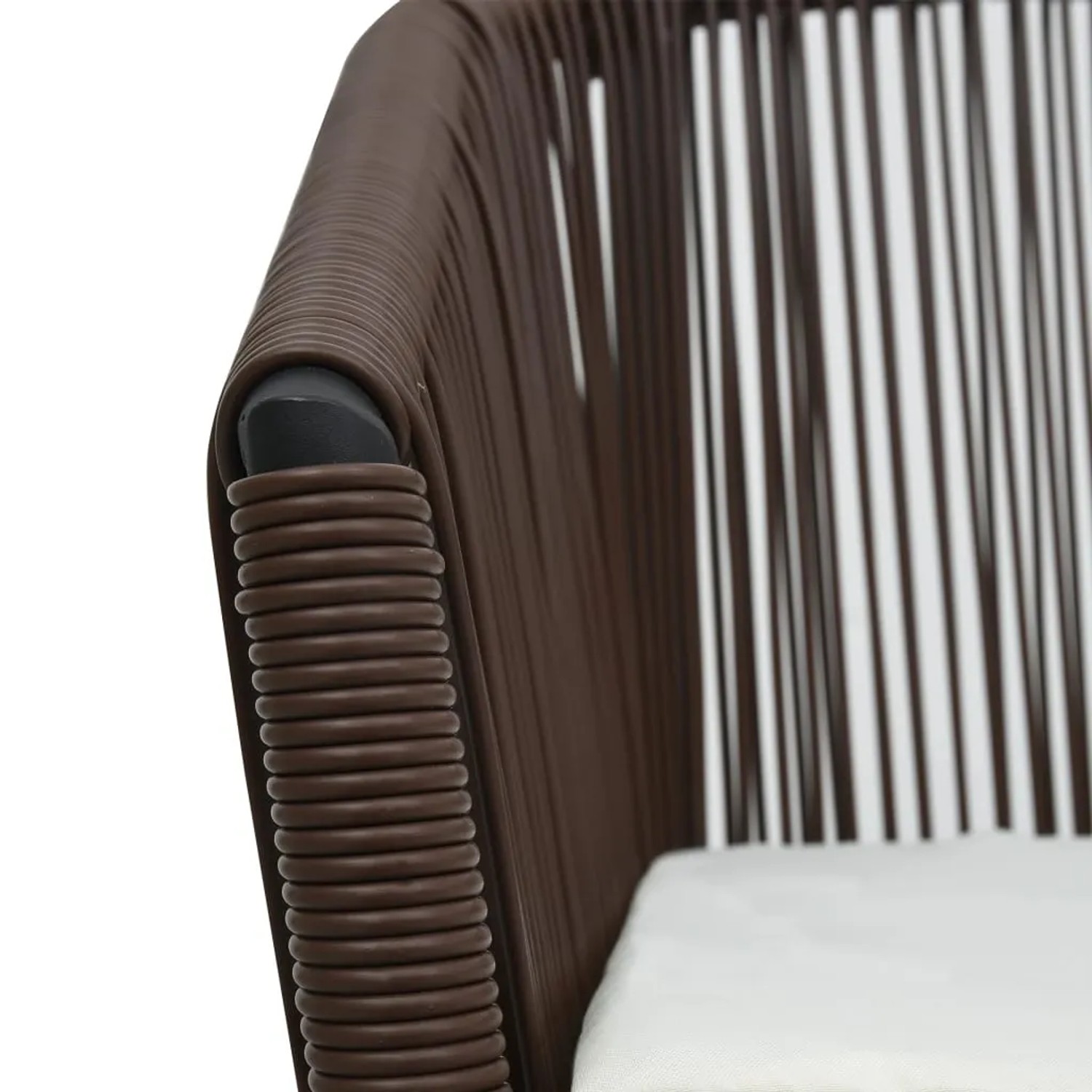Detailansicht: Brauner Rattan-Stuhl mit cremefarbenem Kissen aus dem vidaXL Bistro-Set.