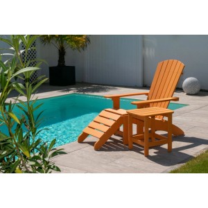 Oranger NEG Adirondack Gartenstuhl MARCY mit Fußhocker und Beistelltisch am Pool. Robuster Kunststoff in Holzoptik.
