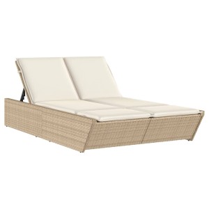 Beige Doppel-Sonnenliege aus Poly Rattan mit cremeweißen Auflagen. Gartenmöbel für zwei Personen.