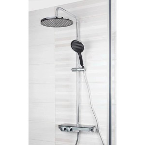 Duschsystem Rain mit runder Kopfbrause, schwarzer Handbrause, Chrom-Thermostat und Glasablage an gefliester Wand.