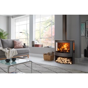 Panadero Sky Kaminofen aus Stahl in Schwarz Metallic mit Holzscheiten im Wohnzimmer.