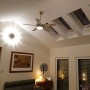 AIRERYDER Deckenventilator Ursa mit silber-nussbraunen Flügeln und Beleuchtung im Wohnzimmer.