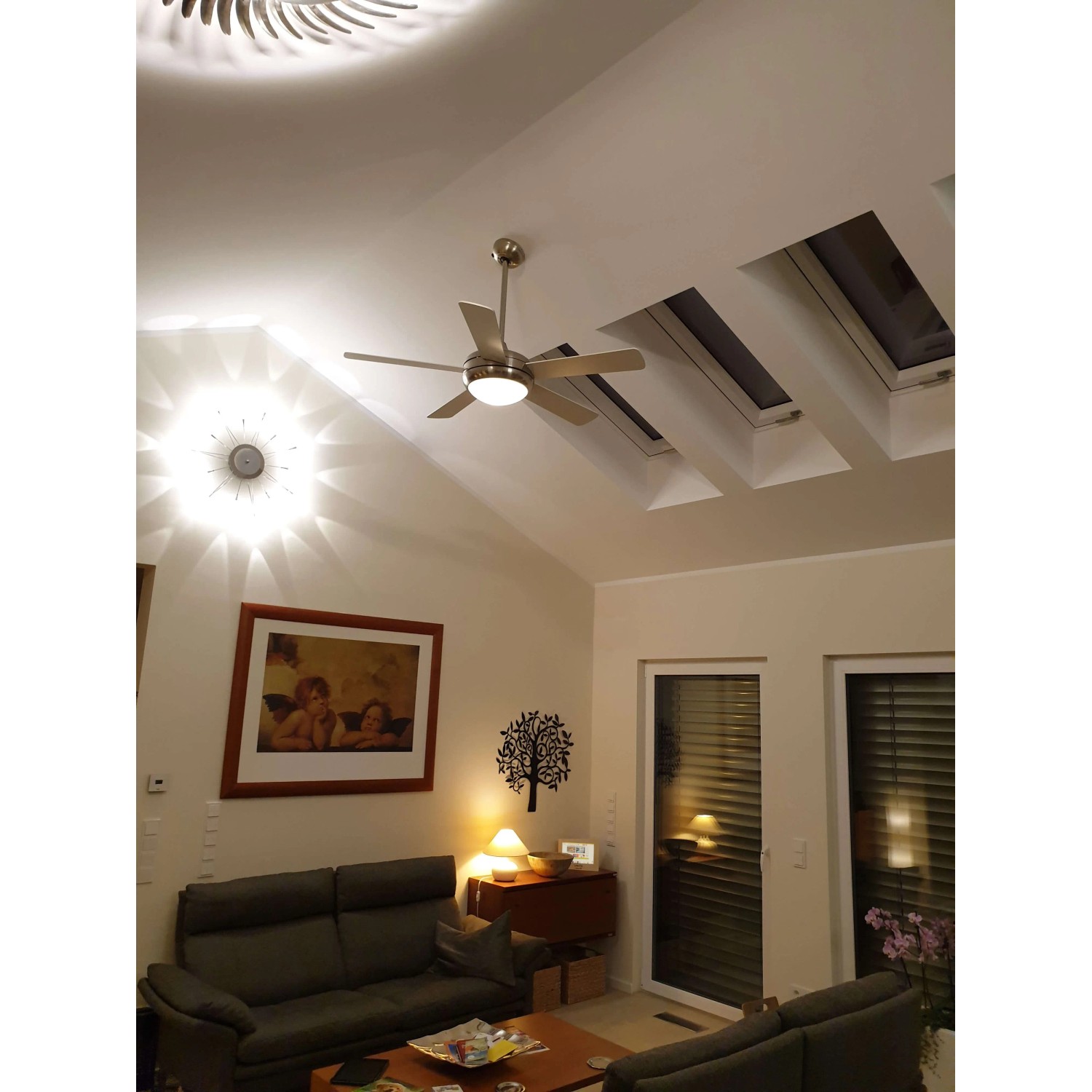 AIRERYDER Deckenventilator Ursa mit silber-nussbraunen Flügeln und Beleuchtung im Wohnzimmer.