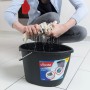 Vileda Wischmat-Combi Flachwischer wird über einem schwarzen Eimer ausgewrungen.