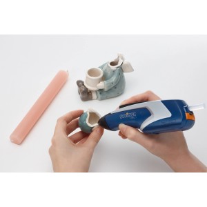 Anwendung Steinel Heißklebepistole mit Ultra Power Klebesticks zum Kleben einer Keramikfigur.