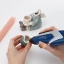 Anwendung Steinel Heißklebepistole mit Ultra Power Klebesticks zum Kleben einer Keramikfigur.