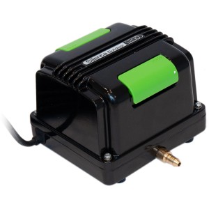 Velda Teichbelüftungspumpe Silenta Outdoor 1200, schwarzes Gehäuse mit grünen Akzenten.