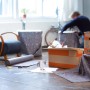 Graues Abdeckvlies schützt Boden und Möbel bei Umzug und Renovierung. Rutschfestes Abdeckmaterial in Nutzung.