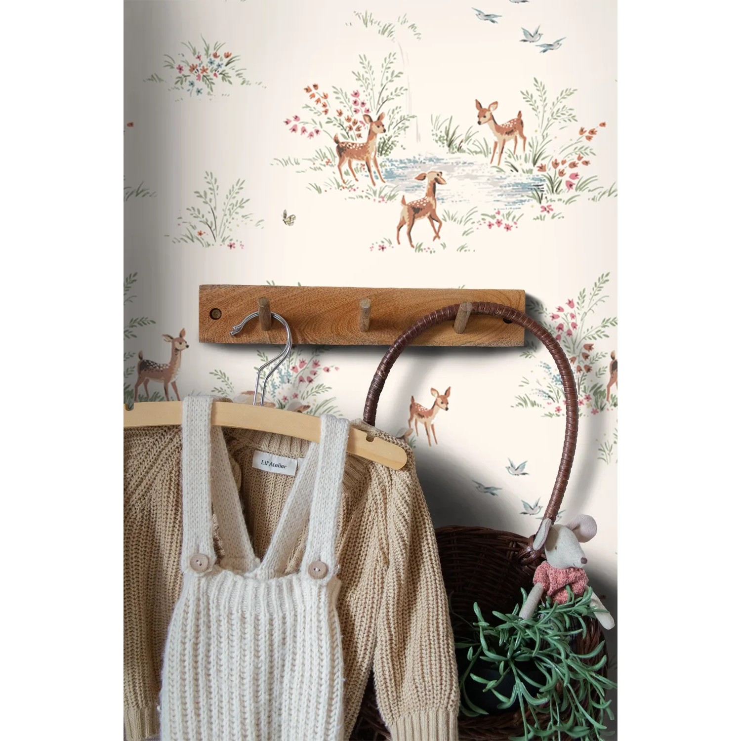 ESTAhome Vliestapete Hirsche Crème-Beige. Dekorative Wandgestaltung für Kinderzimmer mit Waldmotiv und Rehen.