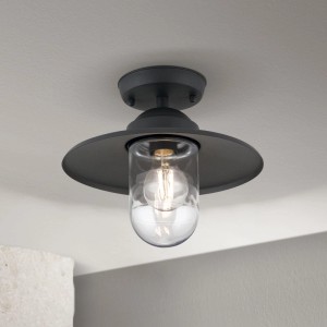 Rustikale Orion Außen-Deckenleuchte in Anthrazit mit flachem Schirm und klarem Glaszylinder, an Decke montiert.