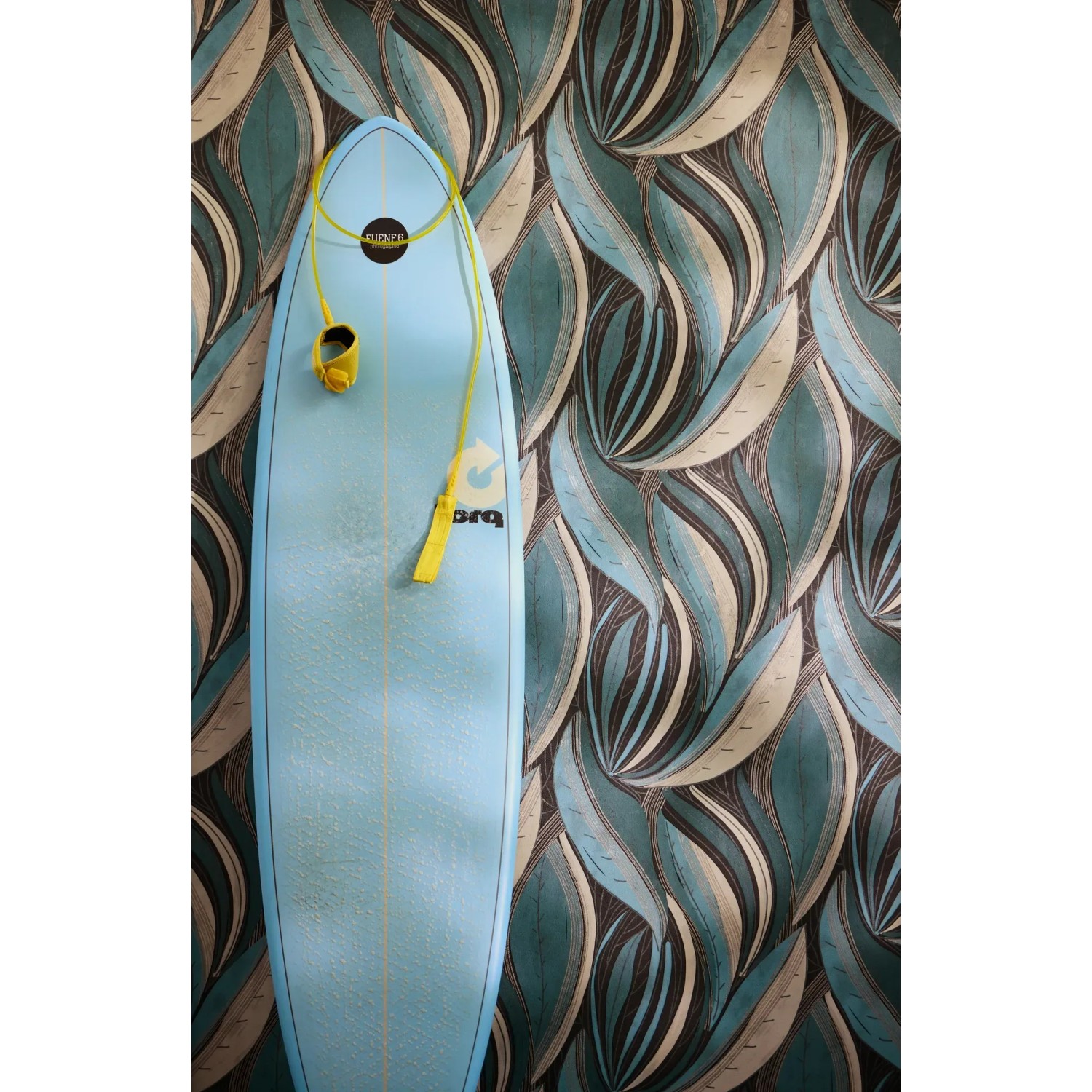 Moderne Vliestapete mit floralem Blätter-Design in Blau-Grau von A.S. Creation.