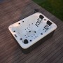 Home Deluxe Outdoor Whirlpool Beach Plus für 2 Personen, Aufsicht auf der Holzterrasse.