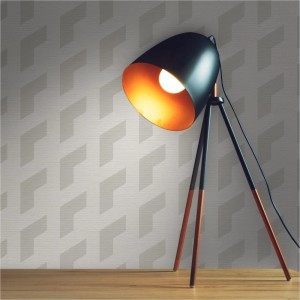 Moderne Tadessi Vliestapete in Beige mit grafischem 3D-Muster, beleuchtet von einer Lampe. Dekorative Wandgestaltung.