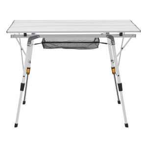 Silberner, faltbarer Juskys Campingtisch Picco mit Ablagenetz und Aluminiumgestell.