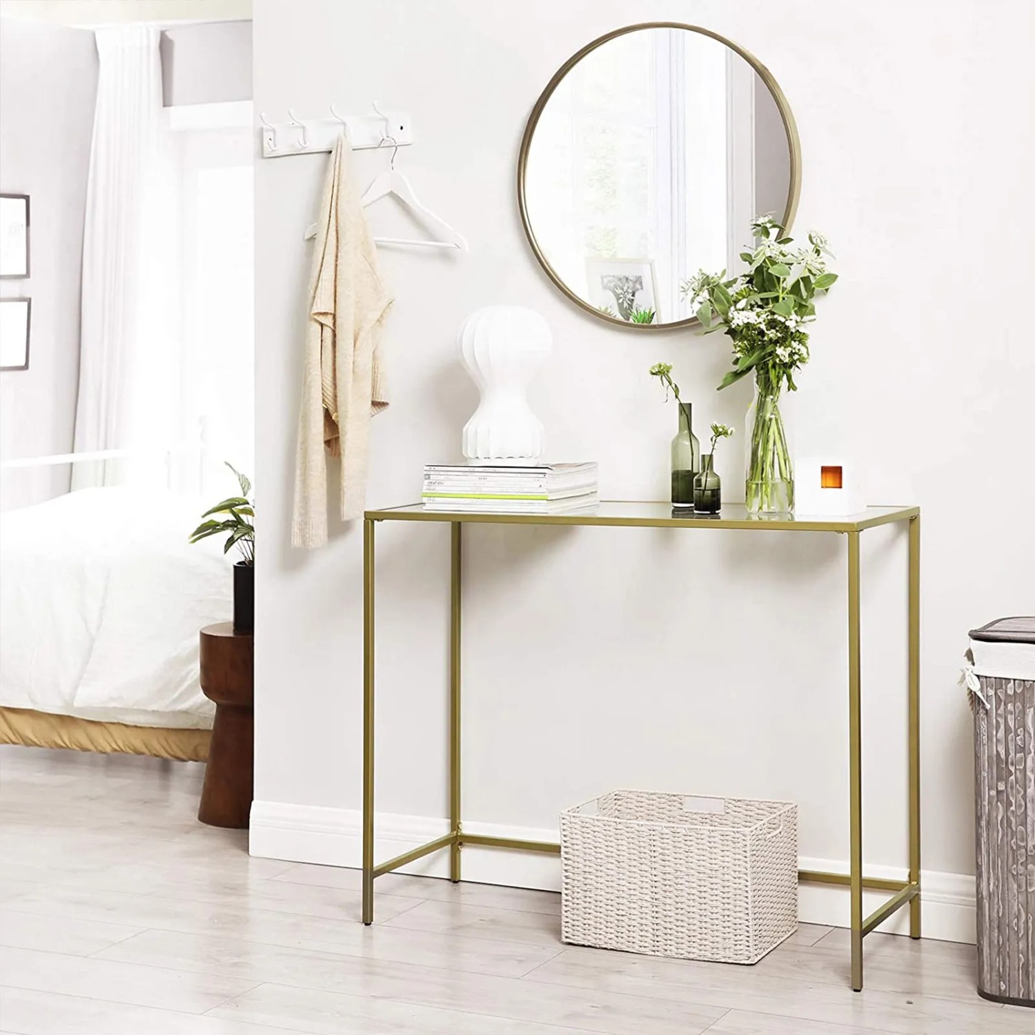 Vasagle Konsolentisch mit Hartglasplatte und goldenem Metallgestell im modernen Wohnraum.