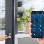 Bosch Smart Home Fenster-/Türsensor II Anthrazit mit App-Steuerung am Fenster.