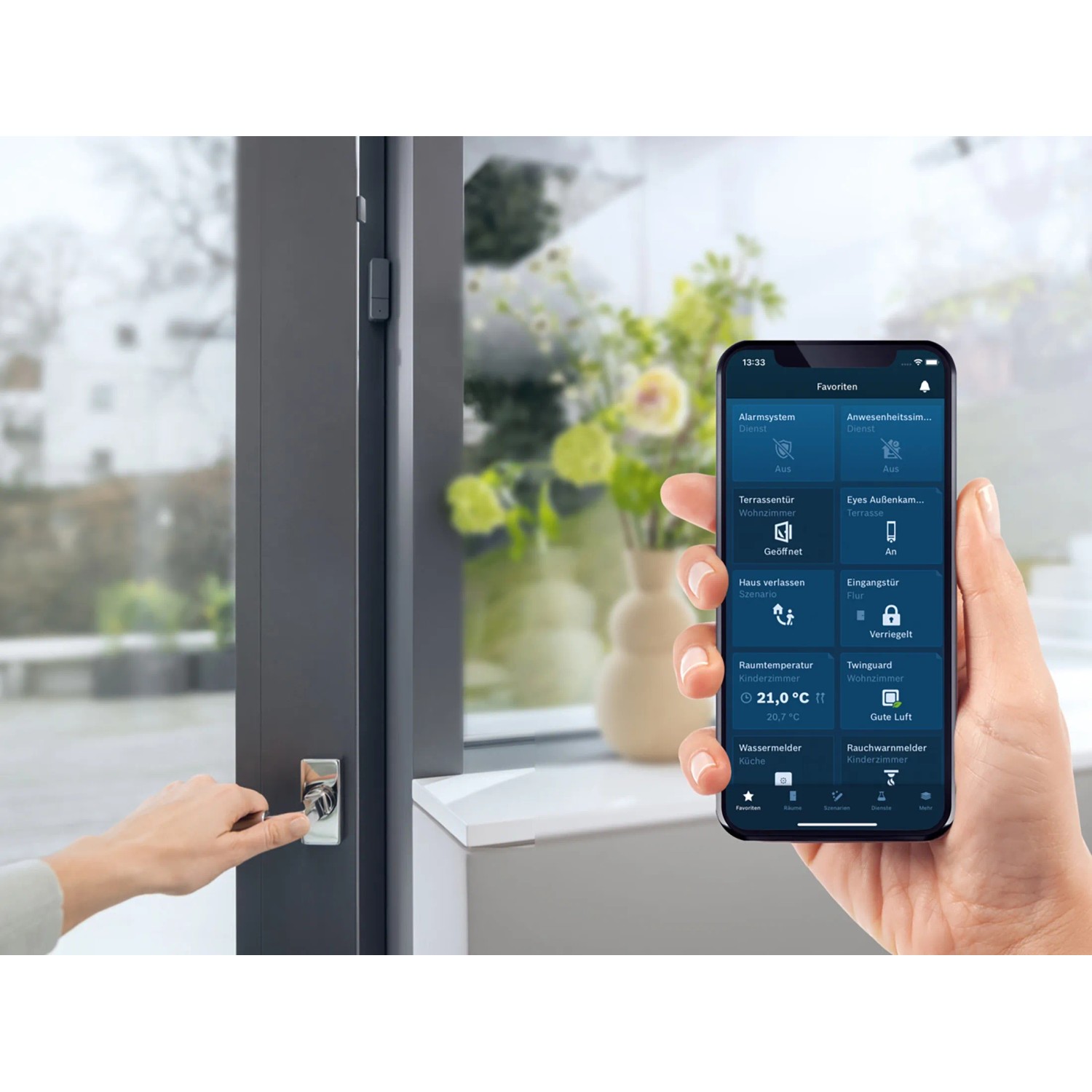 Bosch Smart Home Fenster-/Türsensor II Anthrazit mit App-Steuerung am Fenster.