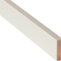 Weiß lackierte Rechteckleiste aus Holz, 10x30x900 mm, für Innenausbau und Dekoration.