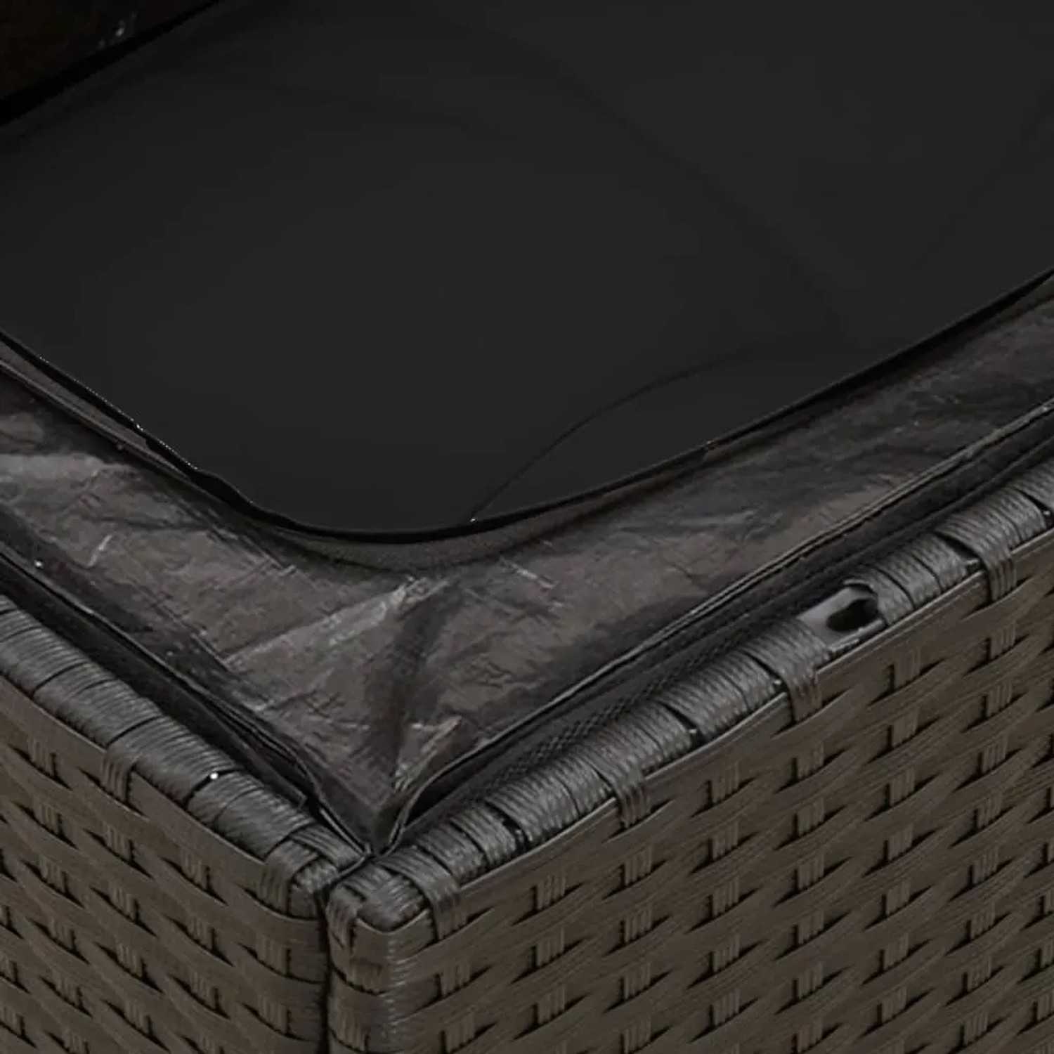 Detailaufnahme: Schwarze vidaXL Garten-Sofagarnitur aus Poly Rattan mit wasserfestem Beutel.