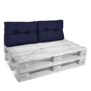 Zwei dunkelblaue Paletten-Rückenkissen (2tlg) mit Knopfheftung auf Europalette. Ideal für Garten & Indoor Palettenmöbel.