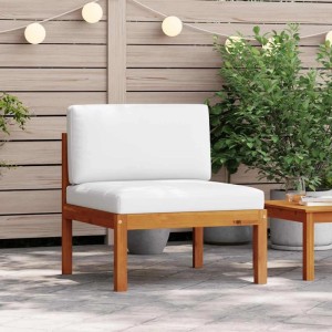 vidaXL Garten-Mittelsofa aus Akazienholz mit cremeweißen Kissen und Seilrückenlehne.