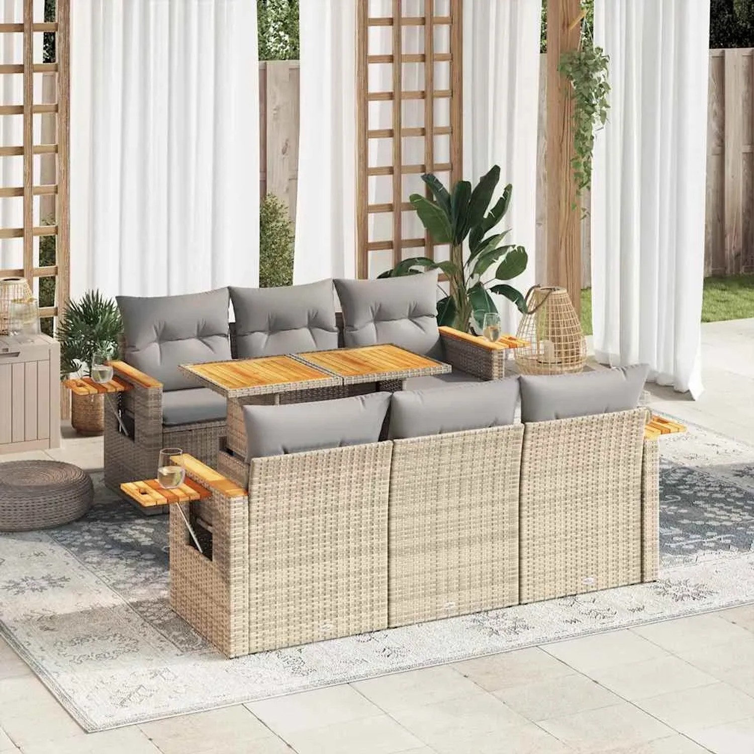 Beige 7-tlg. Garten-Sofagarnitur aus Rattan mit Kissen und Akazienholz-Akzenten.