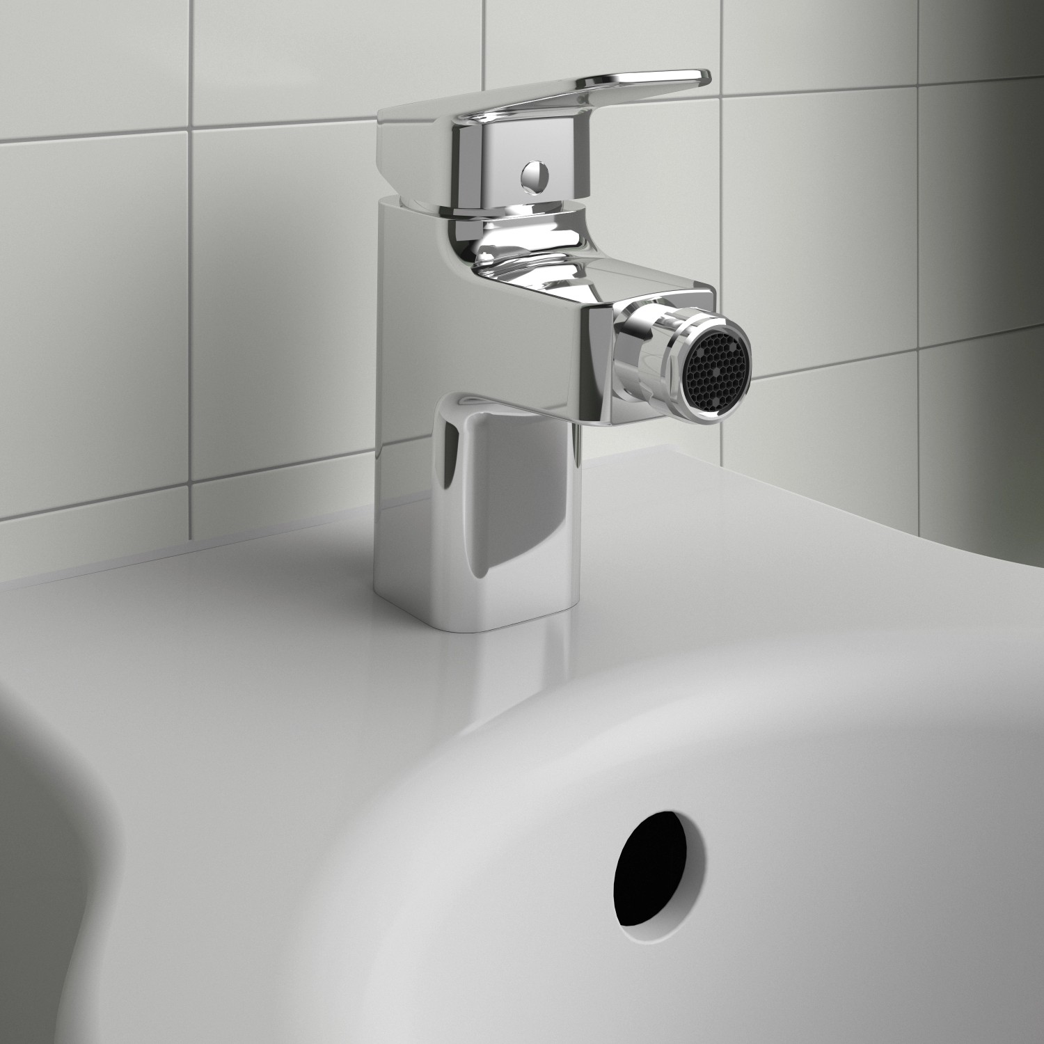 Ideal Standard Ceraplan Bidetarmatur in Chrom auf einem weißen Bidet.