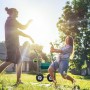 Brauner Relaxdays Metall-Schlauchwagen mit 4 Lufträdern und Kurbel im sonnigen Garten. Ideal für die Bewässerung.