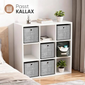 Graue Sekey Stoffboxen mit Griff in weißem Würfelregal. Faltbare Aufbewahrungsboxen für Ordnung in Kinderzimmer & Schrank.