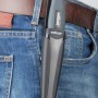 Wolfcraft Outdoormesser mit Köcher am Gürtel einer Jeans befestigt.