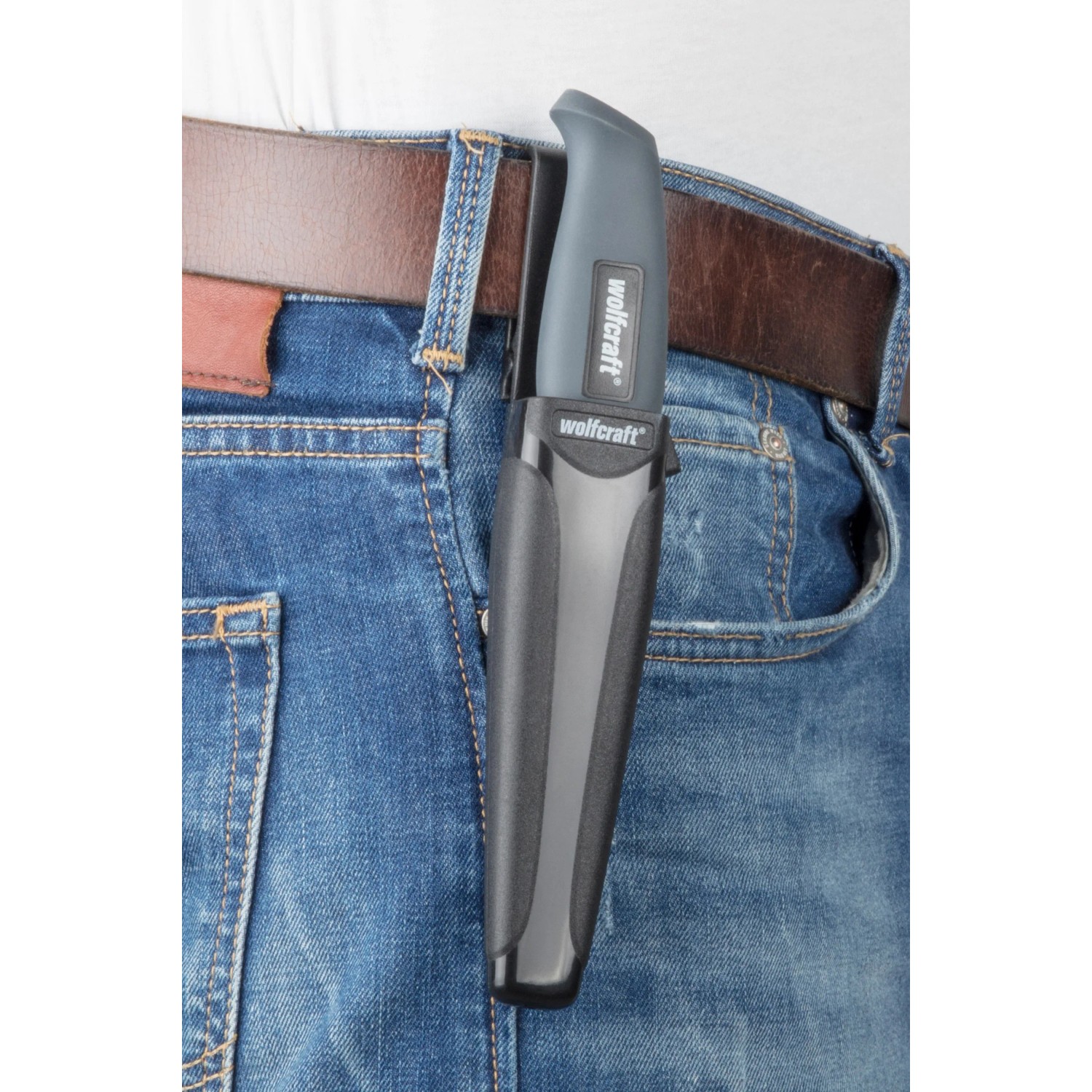 Wolfcraft Outdoormesser mit Köcher am Gürtel einer Jeans befestigt.