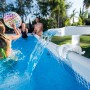 Intex LED Wasserfall Cascadee am Pool mit spielenden Personen. Flexible Poolbeleuchtung mit Farbwechsel.