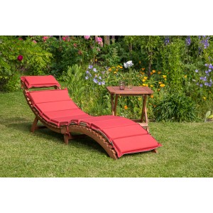 3-teiliges Gartenliegen-Set Ipanema aus Eukalyptusholz mit rot-beigen Auflagen und kleinem Tisch.