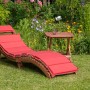 3-teiliges Gartenliegen-Set Ipanema aus Eukalyptusholz mit rot-beigen Auflagen und kleinem Tisch.