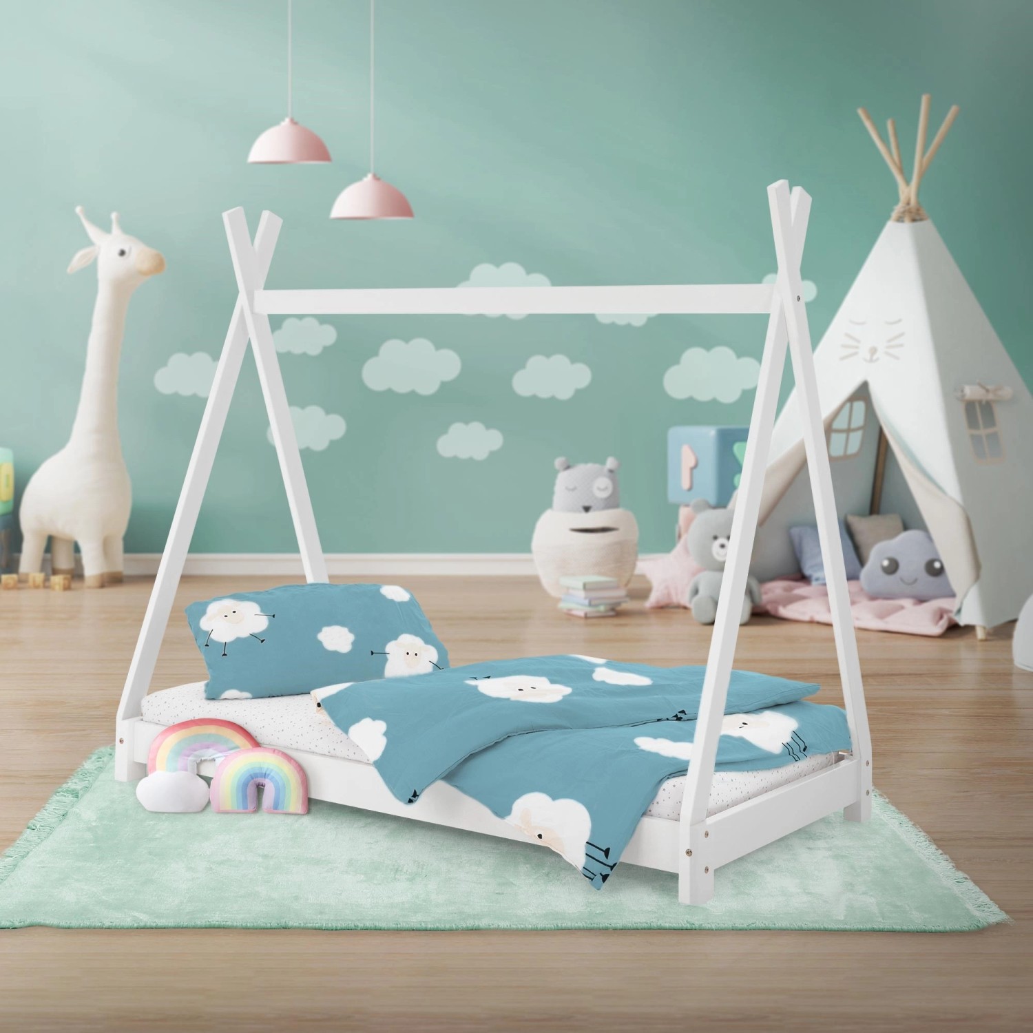 Weißes ML-Design Kinderbett Tipi 80x160 cm mit Lattenrost und Wolken-Bettwäsche auf mintfarbenem Teppich.