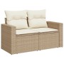 Beige Garten-Sofagarnitur aus Rattan mit cremeweißen Kissen. Gemütliche Gartenmöbel für Terrasse und Garten.