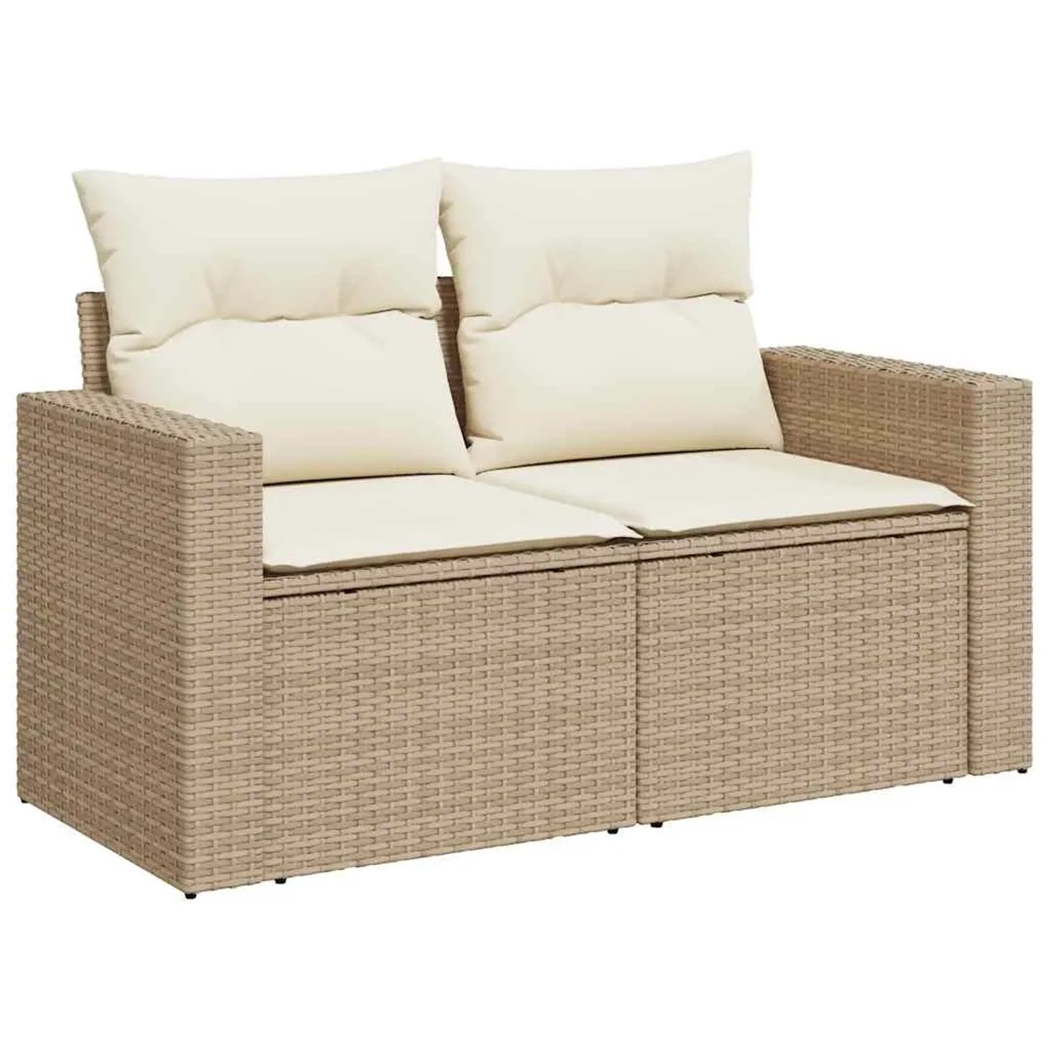 Beige Garten-Sofagarnitur aus Rattan mit cremeweißen Kissen. Gemütliche Gartenmöbel für Terrasse und Garten.