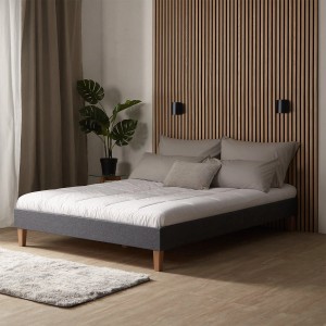 Graues Homestyle4u Polsterbett mit Matratze (140x200 cm) und Holzfüßen.