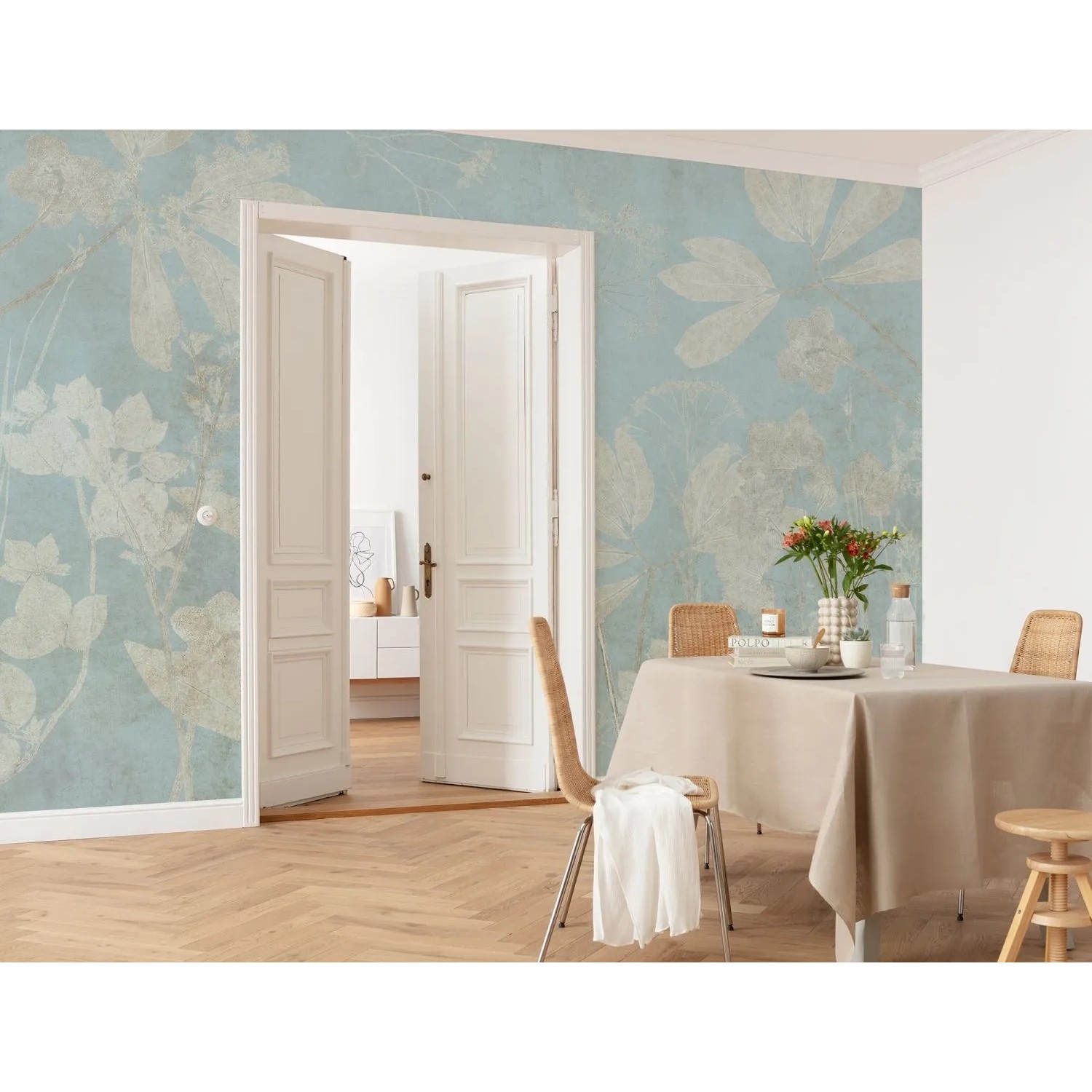 Komar Fototapete Jardin Sur Papier Blau (350x250 cm) im Raum, florales Muster.