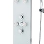 Weißes Glas Duschpaneel mit Thermostat, Kopf- und Handbrause sowie Massagedüsen.