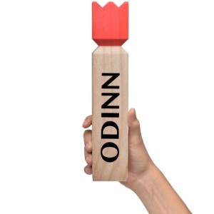 Hand hält Odinn König Figur aus Holz, Teil des Toyfel Kubb Spiels (Wikingerschach).