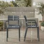 DELUKE Gartenstuhl LARS, dunkelgrau, aus Kunststoff, stapelbar, mit Armlehnen. Maße des Outdoor-Stuhls auf Terrasse.