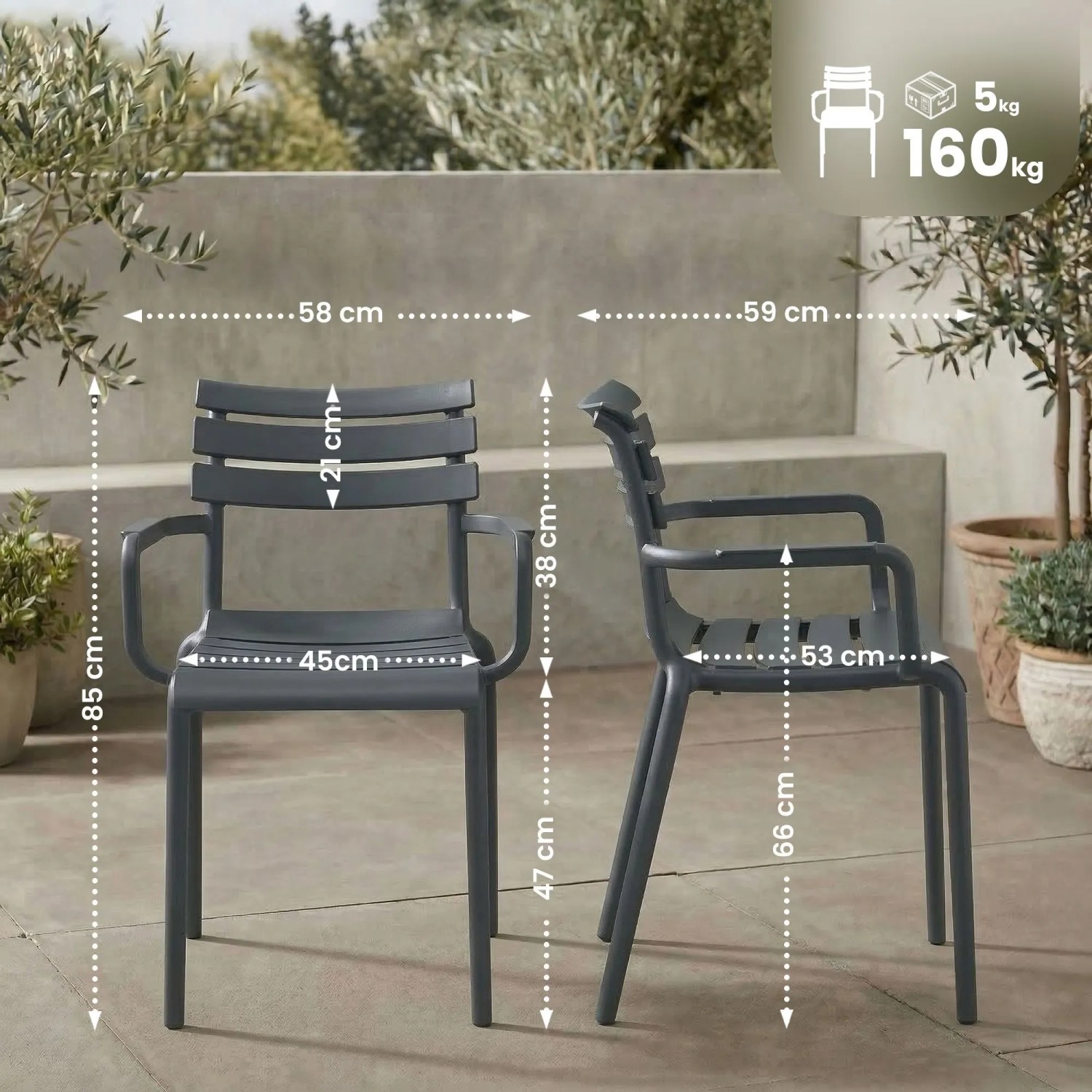 DELUKE Gartenstuhl LARS, dunkelgrau, aus Kunststoff, stapelbar, mit Armlehnen. Maße des Outdoor-Stuhls auf Terrasse.