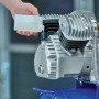 Druckluft-Maschinenöl wird in einen Kompressor gefüllt.