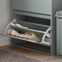 Hellgrauer SoBuy Schuhschrank mit geöffneter Klappe, die Schuhe in zwei Fächern zeigt. Praktischer Schuhkipper für Flur.