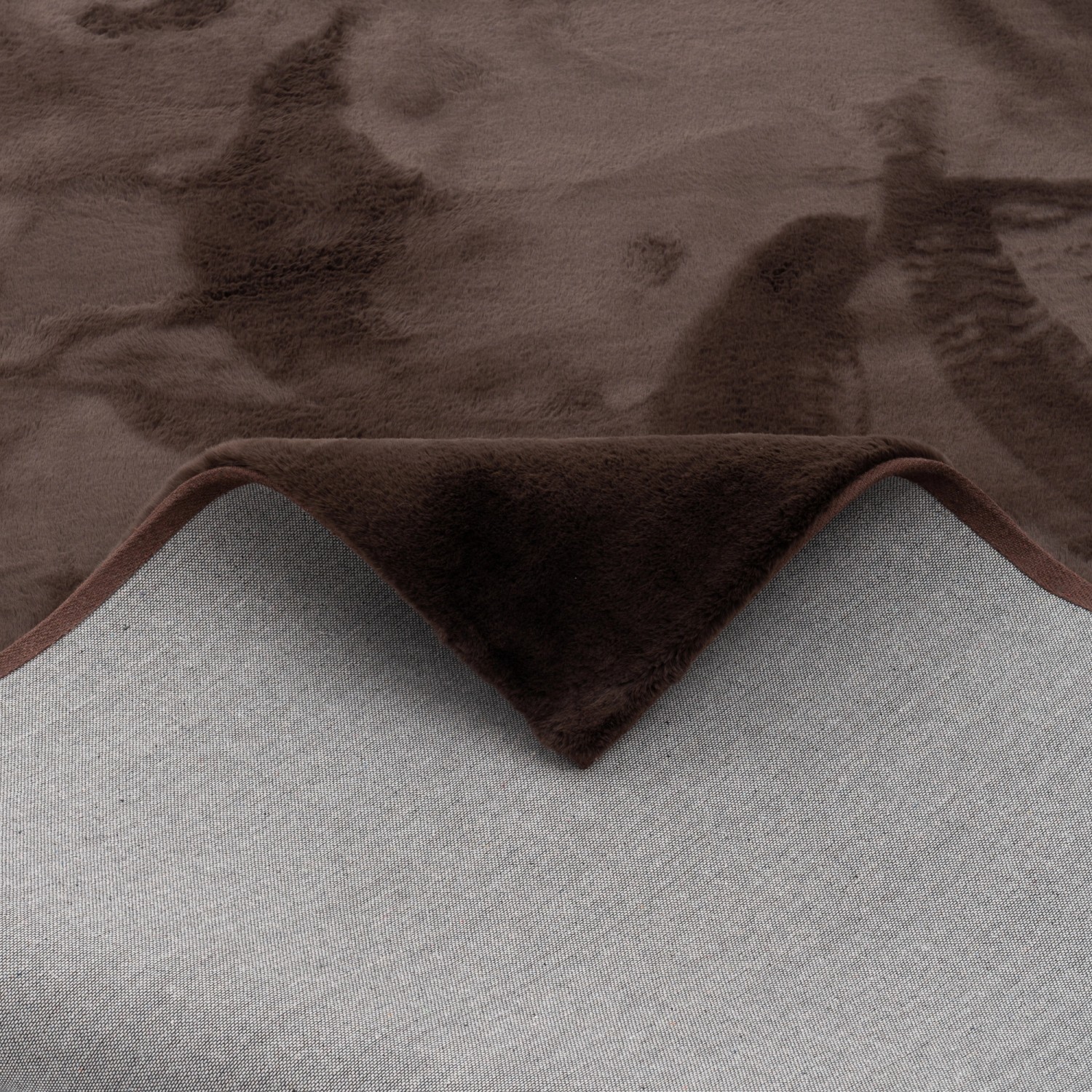 Weicher, schokobrauner Fellteppich (160x230cm) der Marke Pergamon. Luxuriöser Kurzflorteppich für Wohn- und Schlafzimmer.