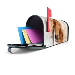 Grüner Banjado US Briefkasten mit Pferde Motiv, gefüllt mit Briefen.